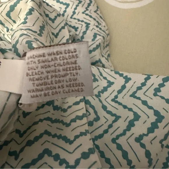 Chico’s green and white no iron blouse chevron print work career office Medium - Picture 11 of 11